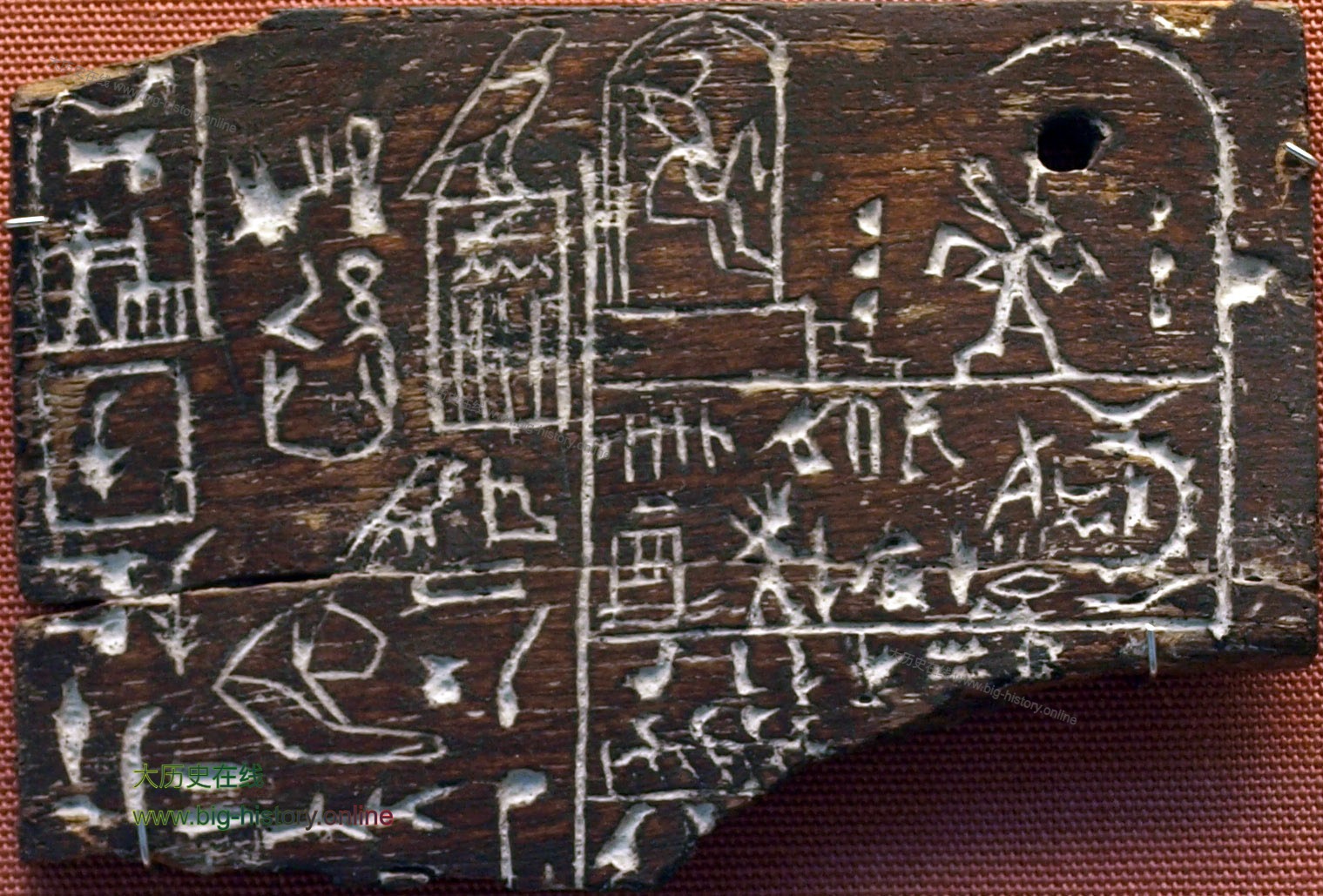 国王登墓室中发现的乌木铭牌；残酷的殉葬习俗到了第二王朝才逐渐废止