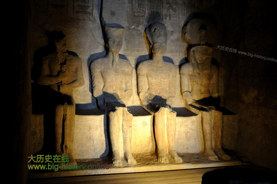 只有在太阳节时，阳光才能透过神庙庙廊，刚好照亮拉美西斯二世的面庞