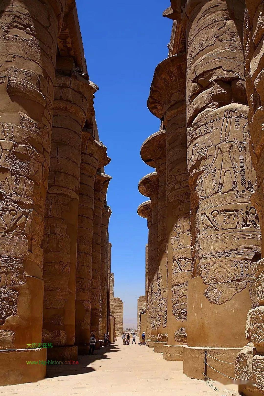 拉美西斯二世完成了神庙中，素有“艺术世界奇观”之称的大柱厅建设