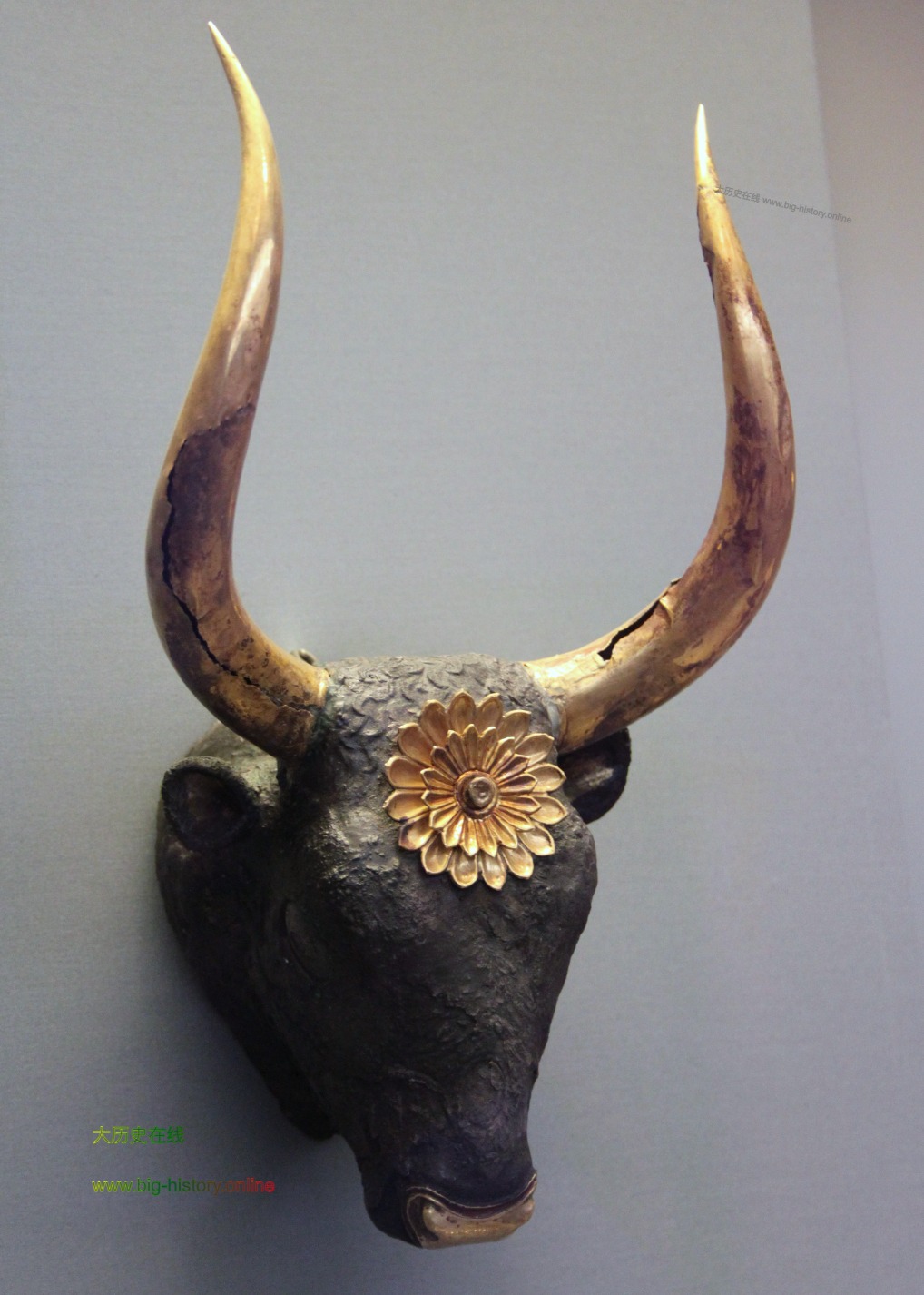 环形墓圈 A 出土的迈锡尼金牛头