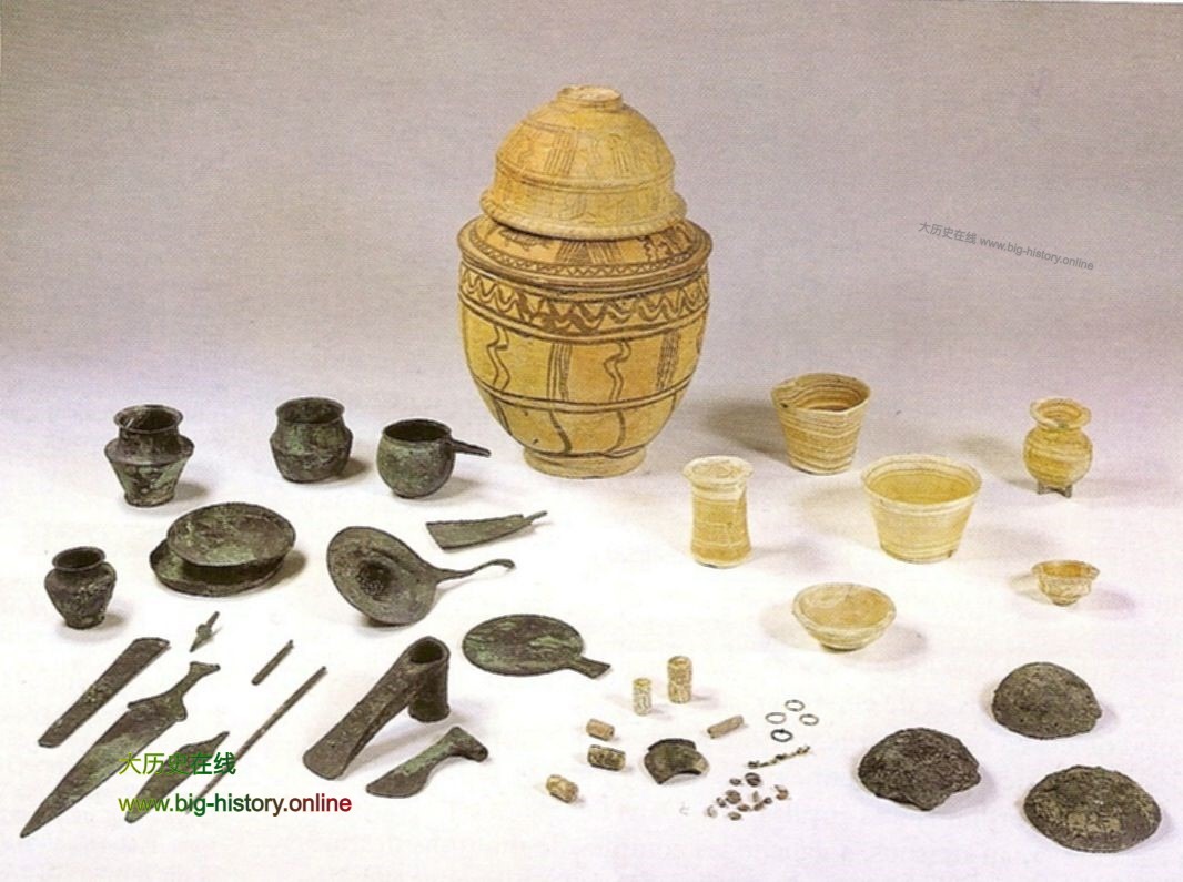 埃兰苏萨遗址出土的陶罐和内部存放的器物，显然是世代收藏或流转的结果