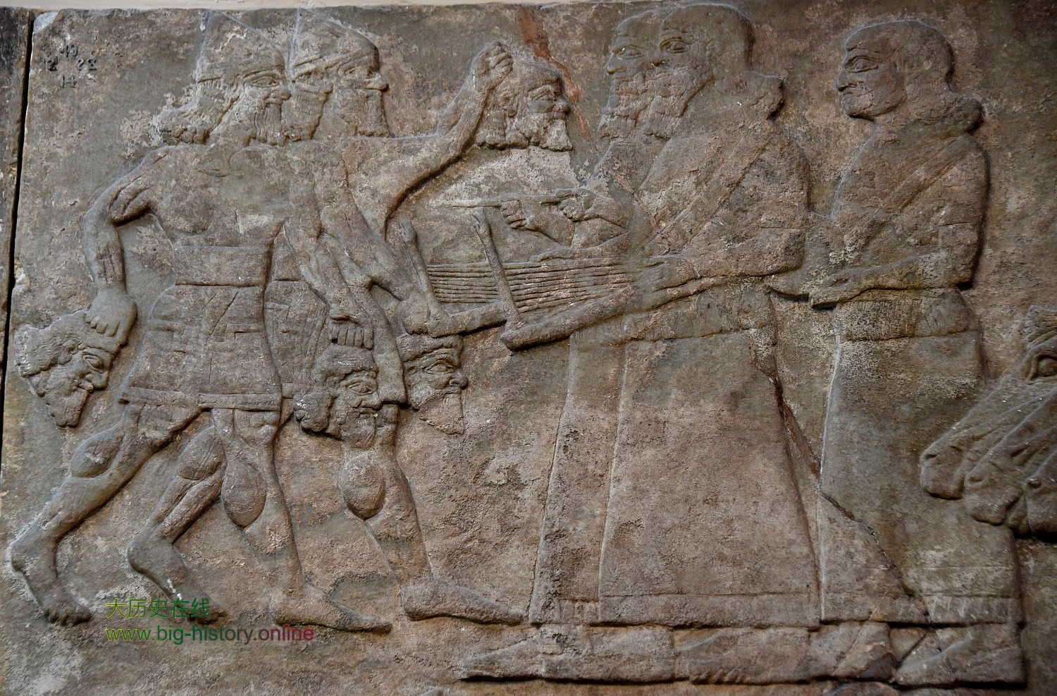 亚述那西尔帕二世时期的战争场景，亚述士兵在乐队的伴奏庆功，并进献敌人的首级