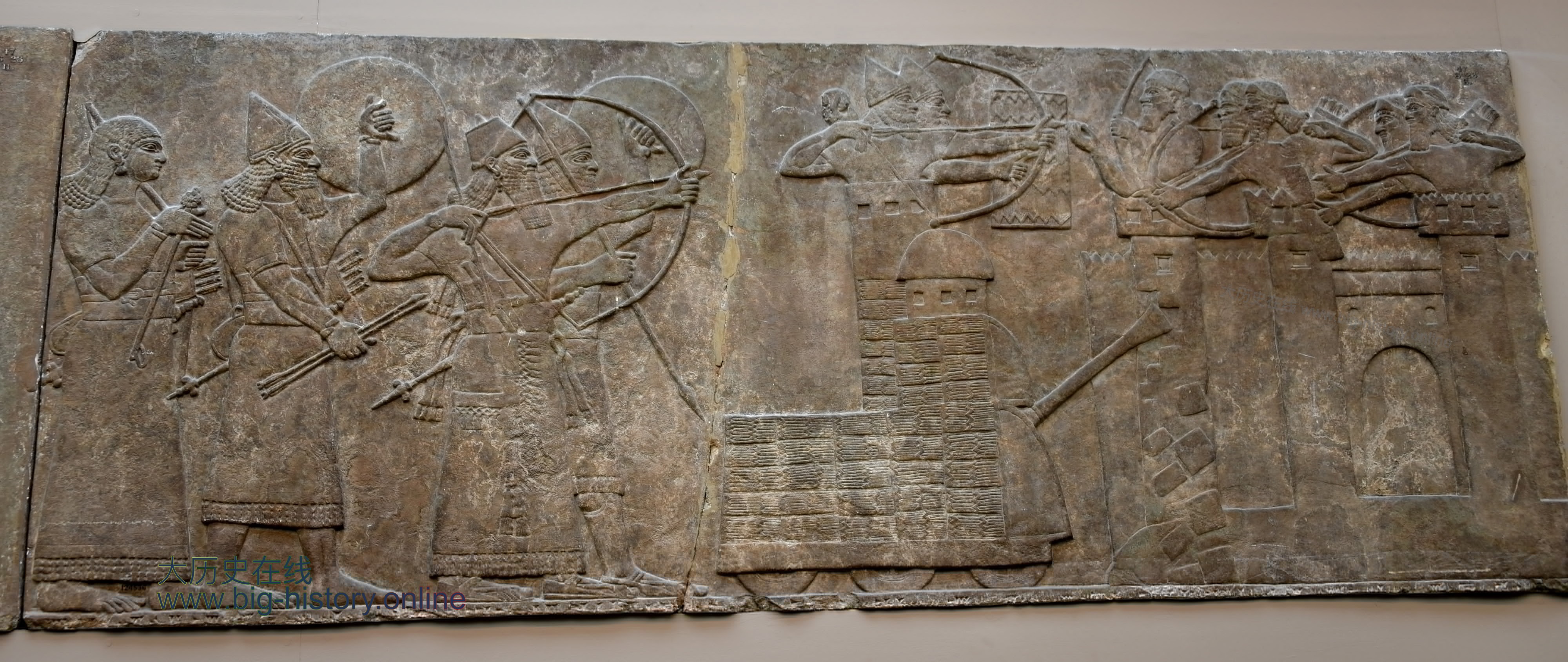 亚述宫殿浮雕，描绘了亚述那西尔帕二世在卫兵的保护下向敌人的城市前进