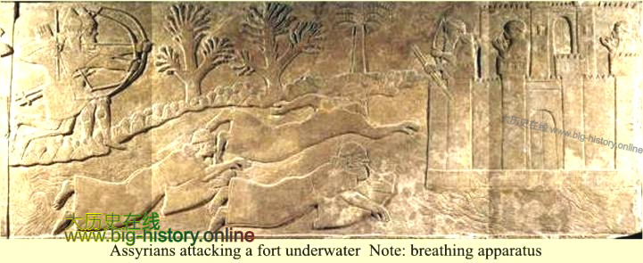 亚述士兵似乎在潜泳，并用羊皮筏充当“氧气瓶”，远处敌方的士兵正在堡垒中观望