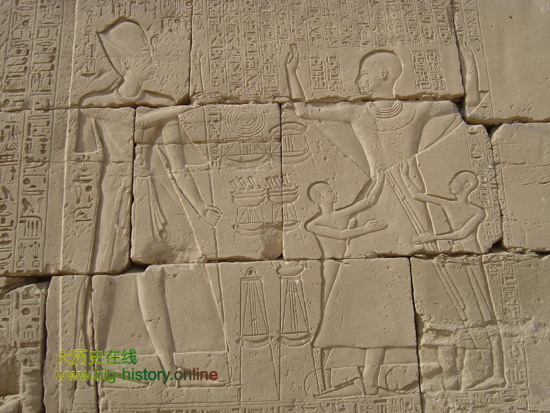 左侧为法老拉美西斯九世，右侧为大祭司阿蒙霍特普，法老已经不再是大权独揽了