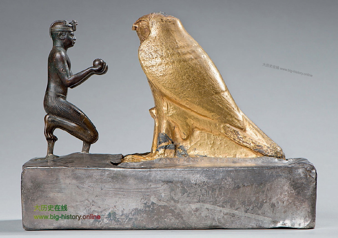 第二十五王朝法老，塔哈尔卡向鹰神敬献。