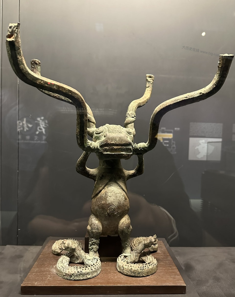 兽面人身座状物