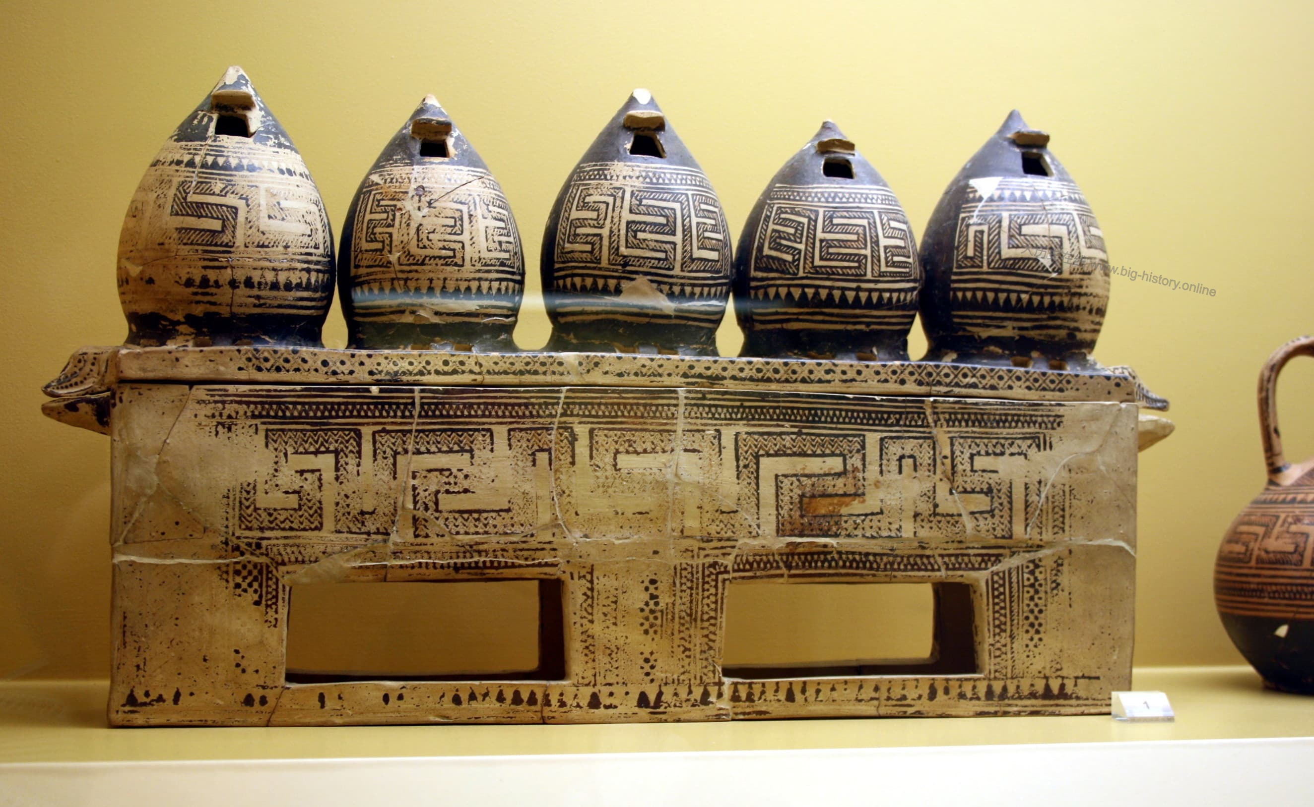 几何图案风格陶罐